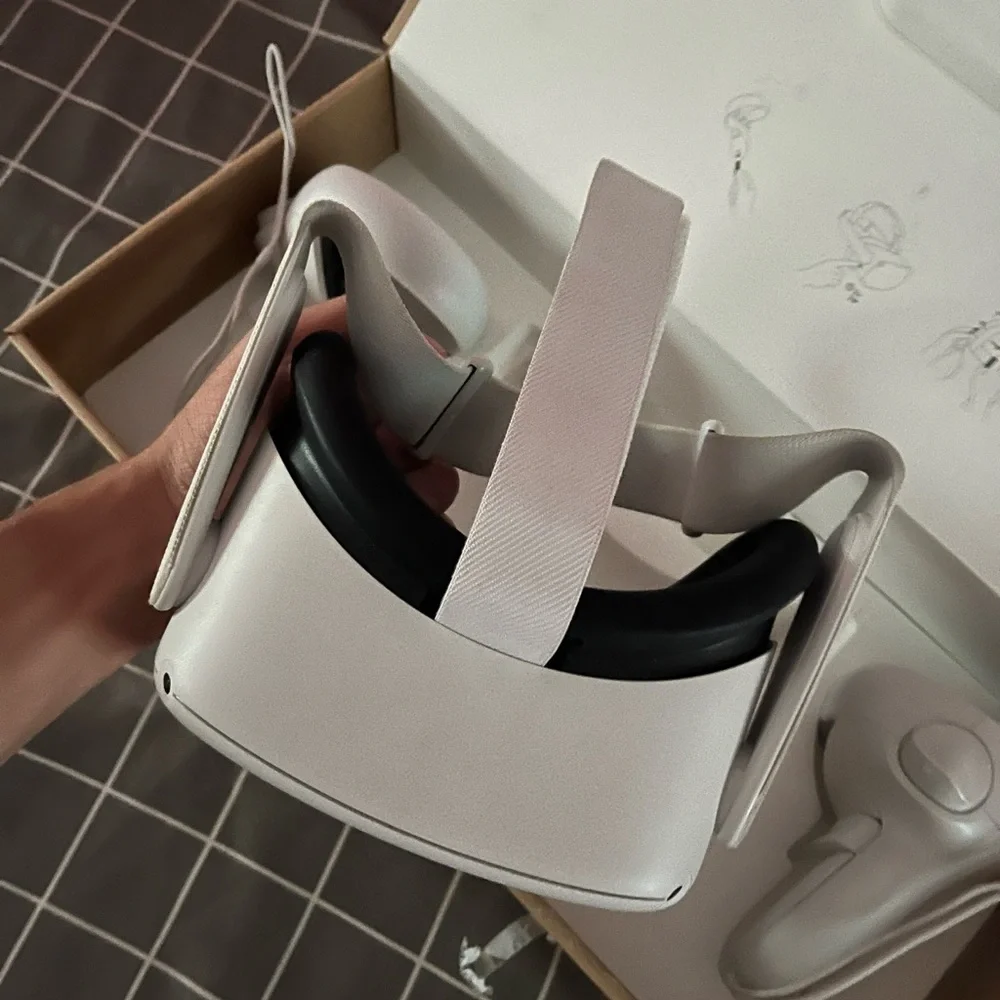 Like new oculus quest 2 with both controllers